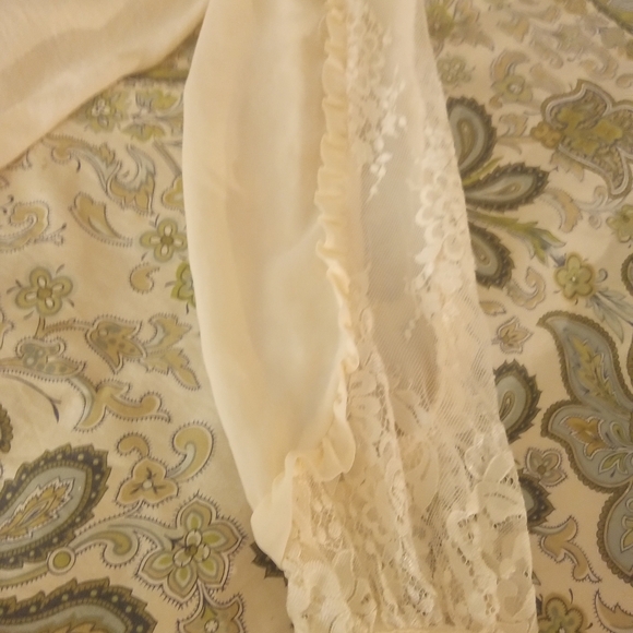 Who What Wear Ivory Blouse with Lace Sleeves - Picture 4 of 10